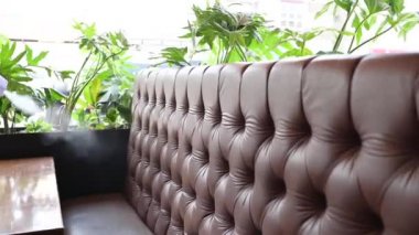 Restoran çalışanı ya da tüccar, Coronavirus 'un yayılmasını engellemek için masaları alkol spreyiyle dezenfekte ediyor. Temizleme çubuğu