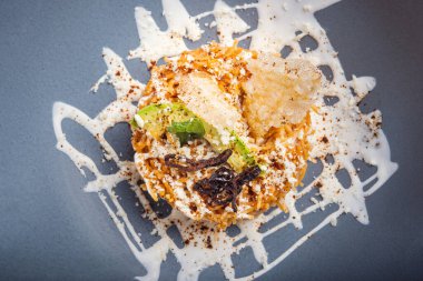 Ahşap masada kızarmış şehriye. Restoran konsepti. Gurme yemekleri düzdü.