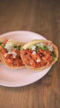 Geleneksel Meksika gurme yemekleri. Meksika yemeği masada. Meksika taco konsepti. Tacoların dikey videosu