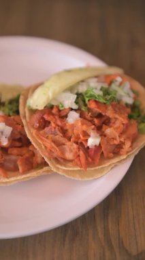 Geleneksel Meksika gurme yemekleri. Meksika yemeği masada. Meksika taco konsepti. Tacoların dikey videosu