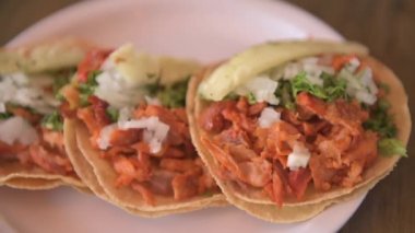 Geleneksel Meksika gurme yemekleri. Meksika yemeği masada. Meksika taco konsepti. Papaz tacoları.