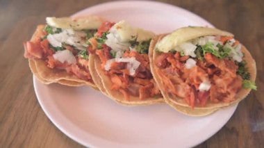 Geleneksel Meksika gurme yemekleri. Meksika yemeği masada. Meksika taco konsepti. Papaz tacoları.