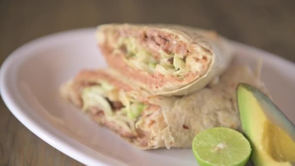 전통적 멕시코식 호리병박 멕시코 음식이 식탁에 멕시코 부리토의 개념입니다 아보카도를 — 비디오