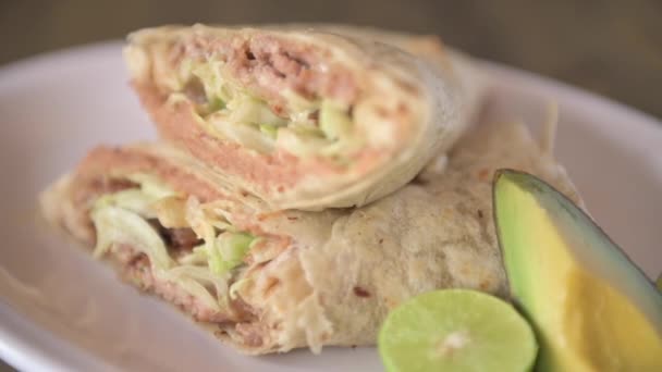 Традиционная Мексиканская Кухня Гурманов Мексиканская Еда Столе Мексиканское Буррито Буррито — стоковое видео