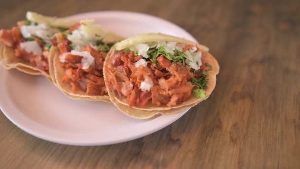 传统的墨西哥美食 墨西哥食物放在桌上 墨西哥玉米卷的概念 意大利面玉米卷 — 图库视频影像