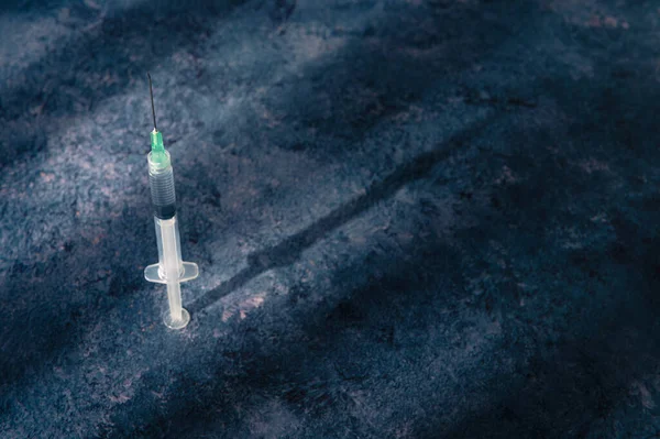 Spruta Blått Träbord Med Mörka Fönsterskuggor Koncept För Covid Vaccin — Stockfoto