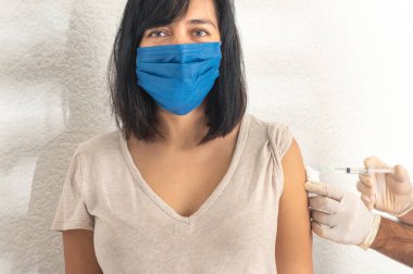 Coronavirus aşısı, kadın koronavirüs salgını sırasında aşı oluyor. Covid-19 aşı kampanyası. Covid-19 aşı kavramı.