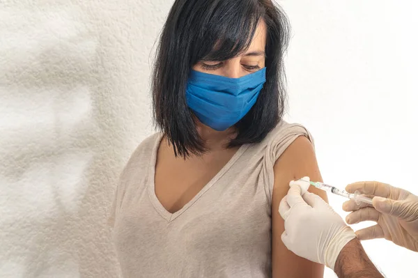 Vacina Contra Coronavírus Mulher Recebe Vacina Durante Pandemia Coronavírus Campanha — Fotografia de Stock