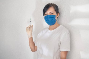 Şırınga, elinde tıbbi enjeksiyon. Aşı seti. Şırıngalı hemşire. Covid-19 aşı kampanyası. Covid-19 aşı kavramı.