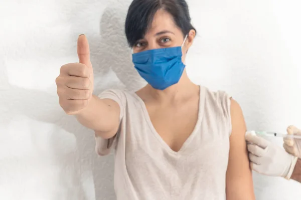 Coronavirus aşısı, kadın koronavirüs salgını sırasında aşı oluyor. Covid-19 aşı kampanyası. Covid-19 aşı kavramı.