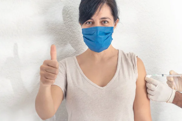 Coronavirus aşısı, kadın koronavirüs salgını sırasında aşı oluyor. Covid-19 aşı kampanyası. Covid-19 aşı kavramı.