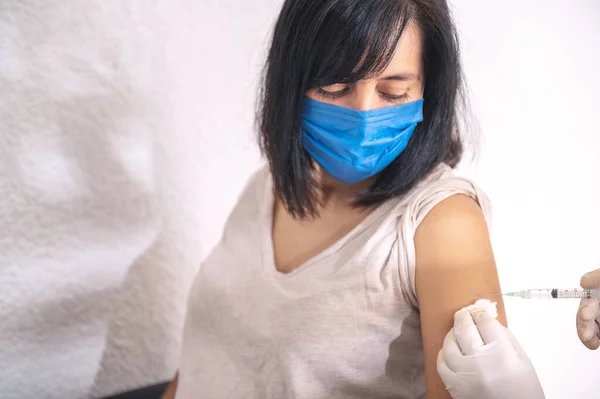 コロナウイルスワクチン 女性はコロナウイルスのパンデミックの間にワクチンを得る Covid 19ワクチンキャンペーン Covid 19ワクチン接種コンセプト — ストック写真