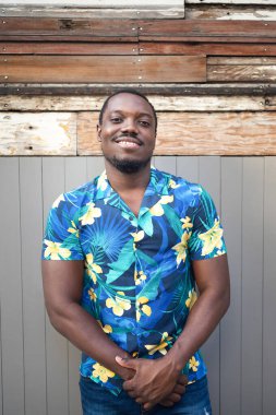 Sokakta genç bir zenci. Gezginin açık hava portresi. Şehirdeki genç bir Afrikalı 'nın portresi. Açık hava portresi.