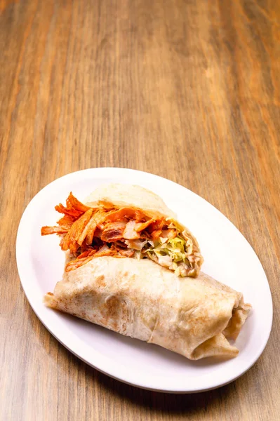 Mexické Burrito Kopírkou Mexické Jídlo Dřevěném Stole Koncept Shawarma Mexická — Stock fotografie