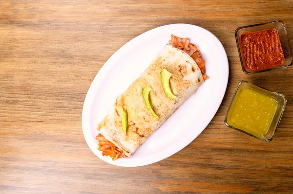 Mexické Burrito Kopírkou Mexické Jídlo Dřevěném Stole Koncept Shawarma Mexická — Stock fotografie