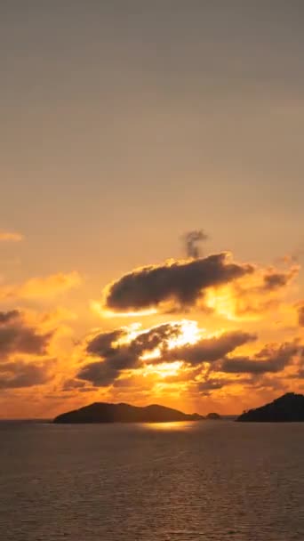 Timelapse Con Una Splendida Vista Sul Tranquillo Oceano Tramonto Montuoso — Video Stock