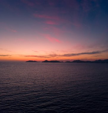 Güzel gün batımı, plajın havadan görünüşü, yukarıdan görülen acapulco şehri. Seyahat ve tatil konsepti. Sahilde renkli bir gün batımı