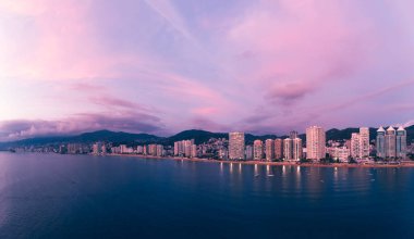 Güzel gün batımı, plajın havadan görünüşü, yukarıdan görülen acapulco şehri. Seyahat ve tatil konsepti. Sahilde renkli bir gün batımı