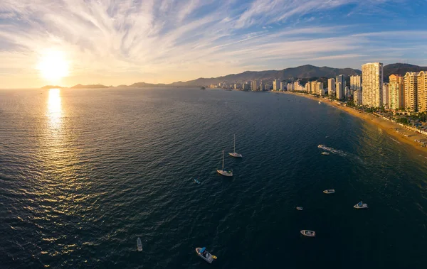 Güzel gün batımı, plajın havadan görünüşü, yukarıdan görülen acapulco şehri. Seyahat ve tatil konsepti. Sahilde renkli bir gün batımı