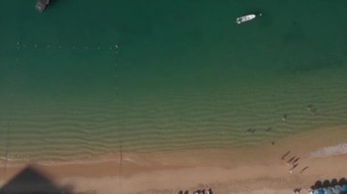 Güzel bir sahil manzarası, deniz manzarası, yukarıdan görülen acapulco plajı. Seyahat ve tatil konsepti. Sahilde renkli bir gün batımı. Hava videosu.