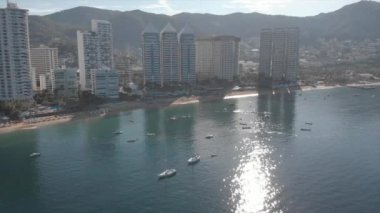 Güzel bir sahil manzarası, deniz manzarası, yukarıdan görülen acapulco plajı. Seyahat ve tatil konsepti. Sahilde renkli bir gün batımı. Hava videosu.