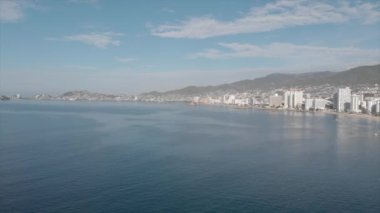 Güzel bir sahil manzarası, deniz manzarası, yukarıdan görülen acapulco plajı. Seyahat ve tatil konsepti. Sahilde renkli bir gün batımı. Hava videosu.