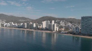 Güzel bir sahil manzarası, deniz manzarası, yukarıdan görülen acapulco plajı. Seyahat ve tatil konsepti. Sahilde renkli bir gün batımı. Hava videosu.