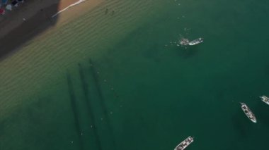Güzel bir sahil manzarası, deniz manzarası, yukarıdan görülen acapulco plajı. Seyahat ve tatil konsepti. Sahilde renkli bir gün batımı. Hava videosu.