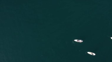 Güzel bir sahil manzarası, deniz manzarası, yukarıdan görülen acapulco plajı. Seyahat ve tatil konsepti. Sahilde renkli bir gün batımı. Hava videosu.