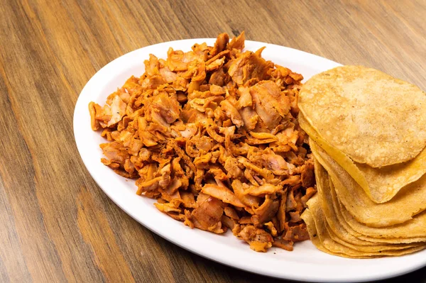 Mısır tortillası ve papaz etli taco. Geleneksel Meksika yemekleri. Tahta arka planda Meksika yemeği. Meksika taco konsepti.