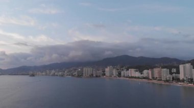 Güzel bir sahil manzarası, plajın havadan görünüşü, yukarıdan görülen acapulco plajı. Seyahat ve tatil konsepti. Sahilde renkli bir gün batımı. Hava videosu.