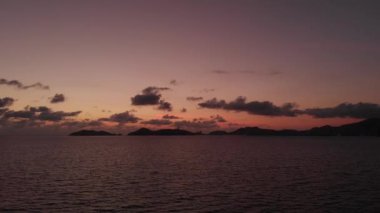 Güzel bir sahil manzarası, plajın havadan görünüşü, yukarıdan görülen acapulco plajı. Seyahat ve tatil konsepti. Sahilde renkli bir gün batımı. Hava videosu.