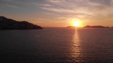 Güzel bir sahil manzarası, plajın havadan görünüşü, yukarıdan görülen acapulco plajı. Seyahat ve tatil konsepti. Sahilde renkli bir gün batımı. Hava videosu.