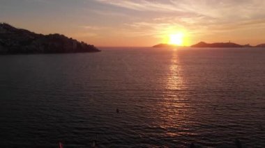Güzel bir sahil manzarası, plajın havadan görünüşü, yukarıdan görülen acapulco plajı. Seyahat ve tatil konsepti. Sahilde renkli bir gün batımı. Hava videosu.