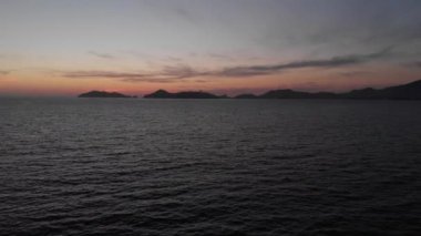 Güzel bir sahil manzarası, plajın havadan görünüşü, yukarıdan görülen acapulco plajı. Seyahat ve tatil konsepti. Sahilde renkli bir gün batımı. Hava videosu.