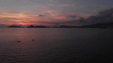 Güzel bir sahil manzarası, plajın havadan görünüşü, yukarıdan görülen acapulco plajı. Seyahat ve tatil konsepti. Sahilde renkli bir gün batımı. Hava videosu.