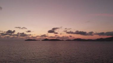Güzel bir sahil manzarası, plajın havadan görünüşü, yukarıdan görülen acapulco plajı. Seyahat ve tatil konsepti. Sahilde renkli bir gün batımı. Hava videosu.