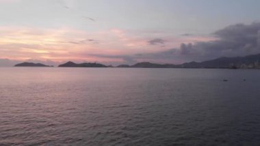 Güzel bir sahil manzarası, plajın havadan görünüşü, yukarıdan görülen acapulco plajı. Seyahat ve tatil konsepti. Sahilde renkli bir gün batımı. Hava videosu.