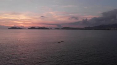 Güzel bir sahil manzarası, plajın havadan görünüşü, yukarıdan görülen acapulco plajı. Seyahat ve tatil konsepti. Sahilde renkli bir gün batımı. Hava videosu.