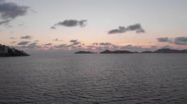 Güzel bir sahil manzarası, plajın havadan görünüşü, yukarıdan görülen acapulco plajı. Seyahat ve tatil konsepti. Sahilde renkli bir gün batımı. Hava videosu.
