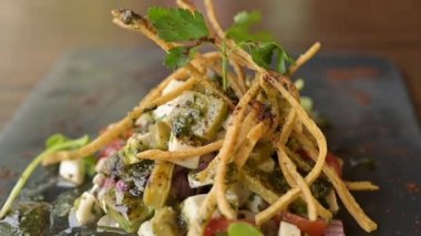 Nopal salata. Gri mermerde ton balıklı tartar. Gurme Meksika füzyon yemekleri. Lüks restoranda yemek videosu.. 