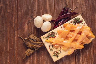 Kırsal ahşap masada çiğ tavuk primi. Taze ve çiğ et. Çiğ et karışımı. Tahta masada çiğ biftek..