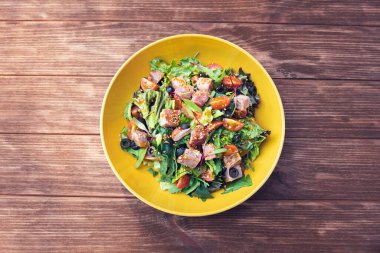 Tahta masada ton balığı salatası. Metnin için yer olan sağlıklı yiyecek kavramı. Düz fotoğraf.