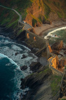 San Juan de Gaztelugatxe 'deki panoramik manzara. Gün batımında Bask ülkesinde manzara.