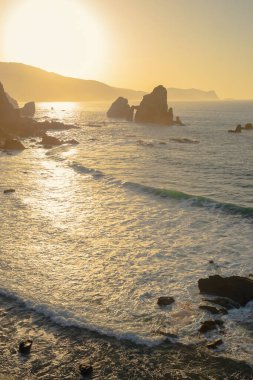 San Juan de Gaztelugatxe 'deki panoramik manzara. Gün batımında Bask ülkesinde manzara.