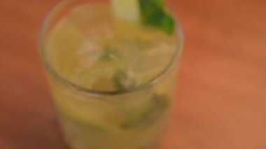 Meyve karışımı, mezcal ve portakal dilimli ahşap masa üstü. Sıcak renkli kokteyller. Restoran karışımı video konsepti.