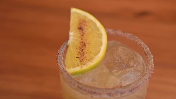 Mélange Fruits Avec Tranche Mezcal Orange Sur Dessus Table Bois — Video