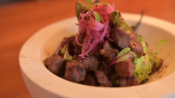 Kavanozda Biftek Guacamole Ahşap Masada Kızarmış Yeşil Biber Eti Restoranda — Stok video