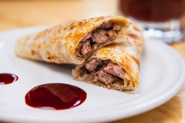 Meksika burrito ve michelada birası ile domates suyu ve fotokopi alanı. Domates suyu ve burrito ile Michelada birası. Tahta masada Meksika yemeği. Geleneksel yemek ve Meksika içeceği kavramı