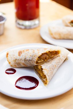 Meksika burrito ve michelada birası ile domates suyu ve fotokopi alanı. Domates suyu ve burrito ile Michelada birası. Tahta masada Meksika yemeği. Geleneksel yemek ve Meksika içeceği kavramı